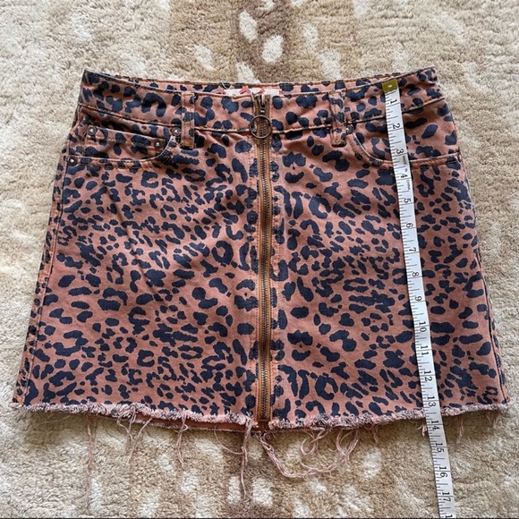 Free People We The Free Zip It Up Leopard Print Denim Mini Skirt Size 26 - Picture 5 of 14